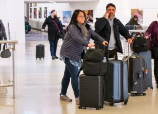 Зимовий Шторм і Хаос: Тисячі Мандрівників Застрягли через продовження Збоїв в Авіарейсах