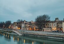 Арль: Где Древнеримская История Встречается с Современным Искусством