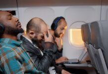 United Airlines Забороняє Гучний Звук, Встановлюючи Новий Стандарт Авіаційної Етики