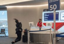 Хаос біля виходу на посадку: вірусне відео зняло безпрецедентний зрив пасажира