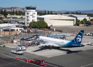 Alaska Airlines зміцнює позиції на Західному узбережжі: нові маршрути до Соному та повернення в Лонг-Біч