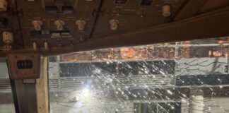 Літак Boeing 777 американської авіакомпанії American Airlines здійснив вимушену посадку в аеропорту JFK після тріщини у лобовому склі кабіни над Атлантикою