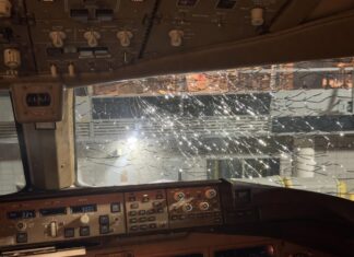 Літак Boeing 777 американської авіакомпанії American Airlines здійснив вимушену посадку в аеропорту JFK після тріщини у лобовому склі кабіни над Атлантикою
