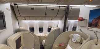 Огляд першого класу Air India на Boeing 777: Застарілий салон, але дивовижний комфорт